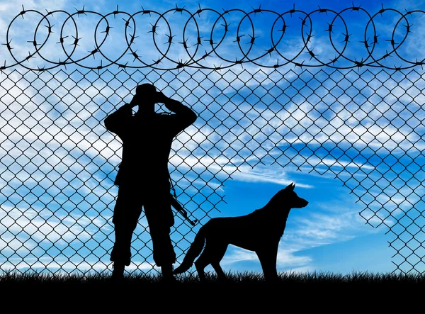 Silhouette di una guardia di frontiera e un cane — Foto Stock