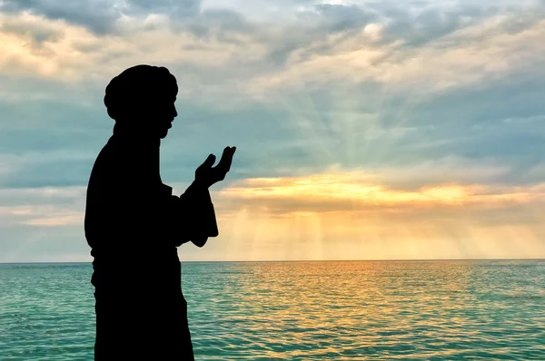 Silueta del hombre rezando — Foto de Stock