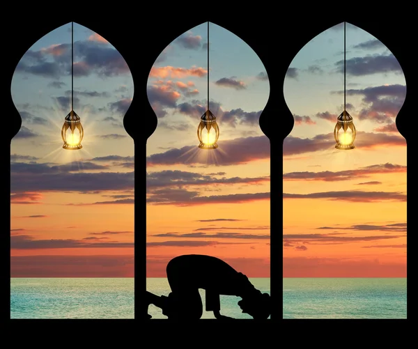 Силует молитися мусульманин — стокове фото