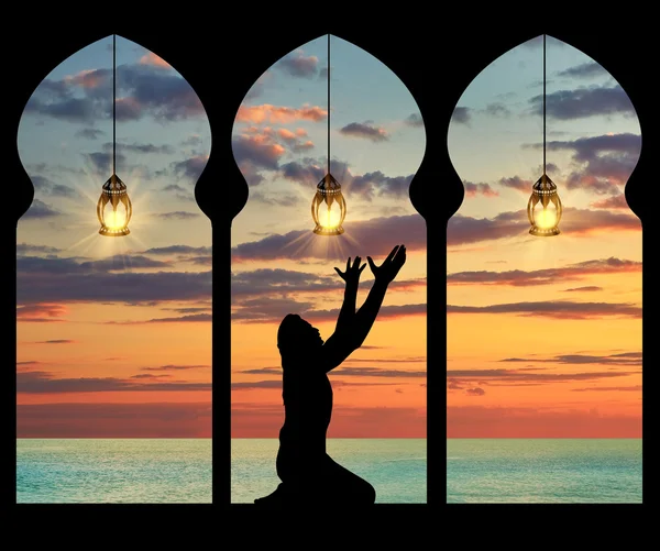Silhouet van bidden moslim — Stockfoto