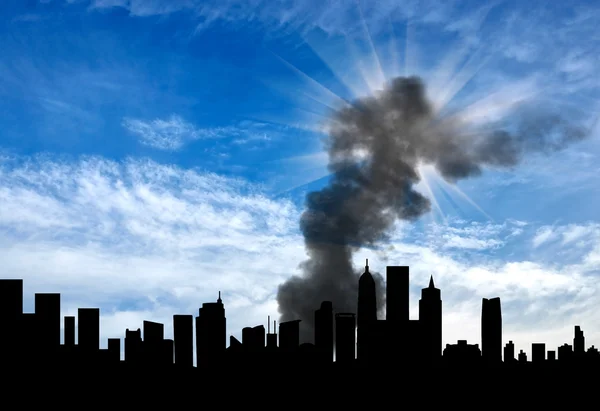 Silueta de la ciudad en un humo — Foto de Stock