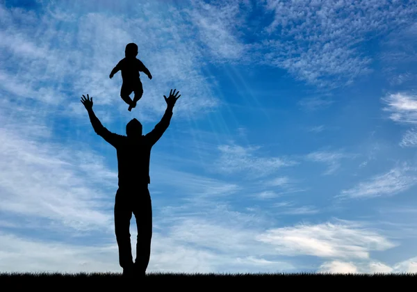 Silhouetten van blij vader en kind — Stockfoto