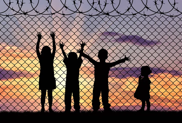 Silhouette of the hungry children of refugees — Stock Photo, Image