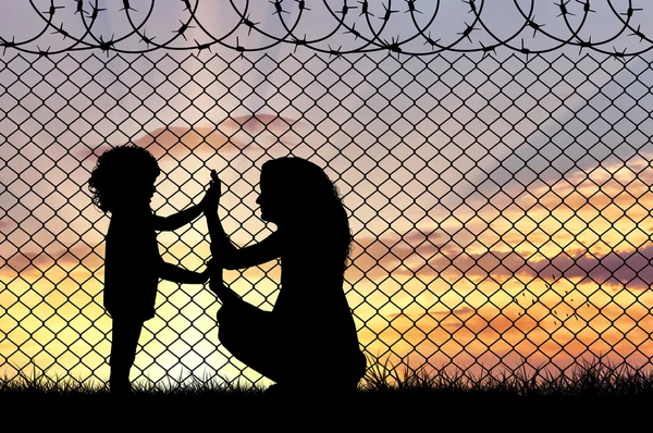 Silhouette of mother and child refugees — Stock Photo, Image