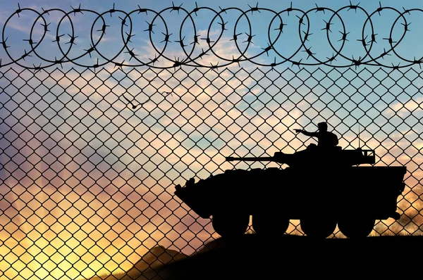Gün batımında siluet askeri zırhlı personel taşıyıcı 