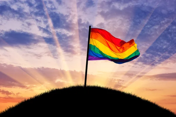 Rainbow flag on a hilltop — ストック写真