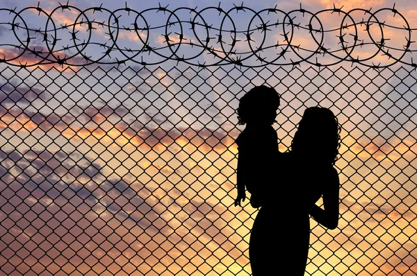 Silhouet van moeder en kind vluchtelingen — Stockfoto