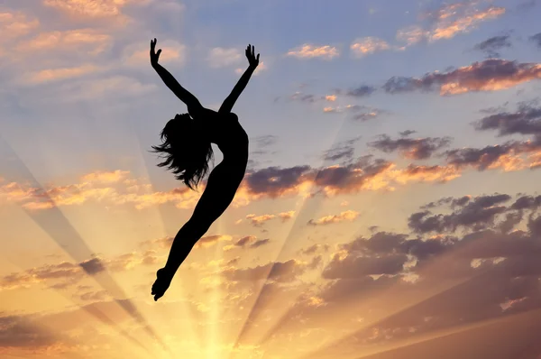 점프 하는 행복 한 여자의 실루엣 — 스톡 사진