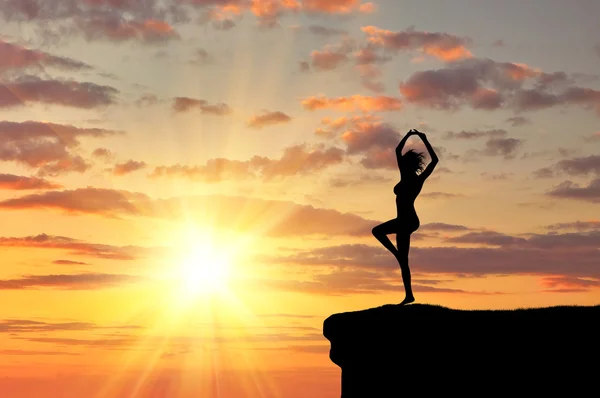 Silueta de una chica practicando yoga — Foto de Stock