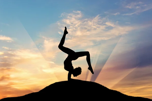 Silhouet van een meisje die het beoefenen van yoga — Stockfoto