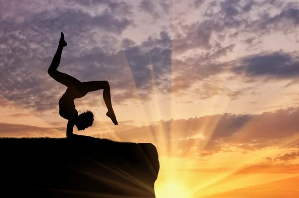 Silueta de una chica practicando yoga — Foto de Stock
