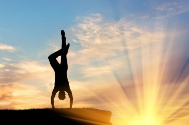 Pratik yoga bir adam silüeti 