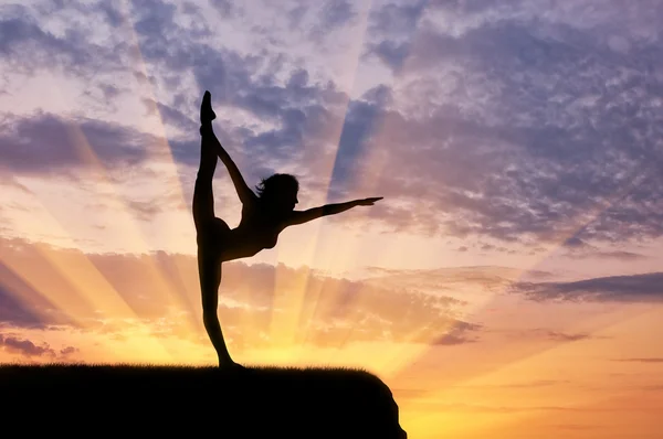 Silueta de una chica practicando yoga — Foto de Stock