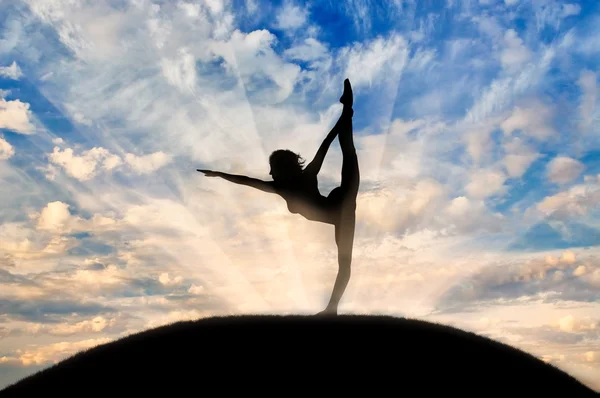 Silhouet van een meisje die het beoefenen van yoga — Stockfoto