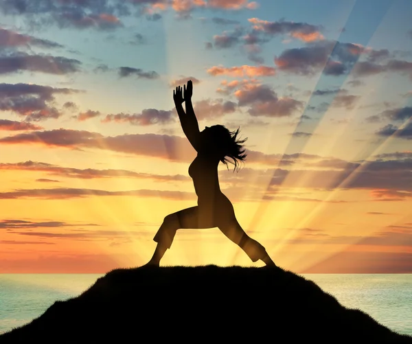Silhouette eines Mädchens beim Yoga — Stockfoto