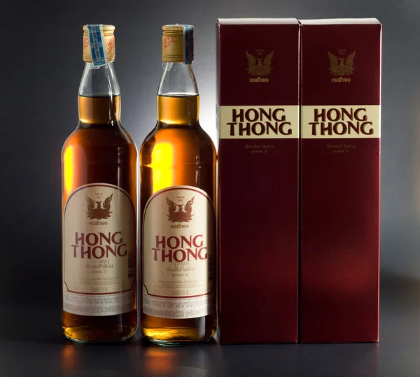 Pattaya, Thaimaa - 19. helmikuuta 2016: Whiskey Hong Thong. Valmistettu Thaimaassa vuodesta 1977 Thaimaan hallituksen valvonnassa tekijänoikeusvapaita kuvapankkikuvia