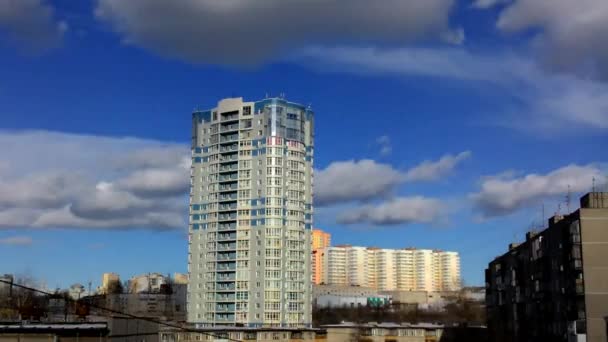 Lapso de tiempo cielo azul y edificios — Vídeo de stock