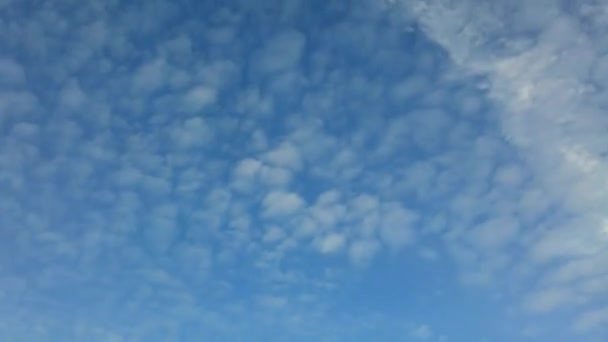 Le temps s'écoule nuages contre le ciel bleu — Video