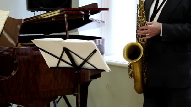 Hudebník hraje saxofon — Stock video