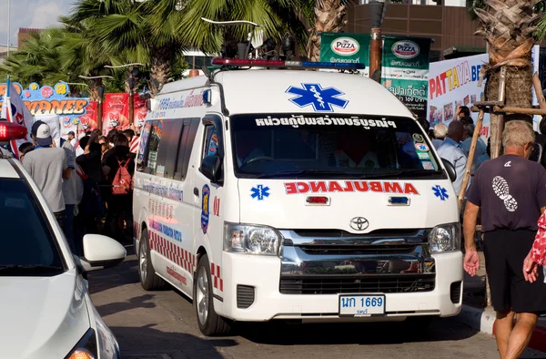 Pattaya, Tayland - 31 Ocak: Ambulansa eşlik eden yatak yarış üzerinde 31 Ocak 2016 yılında Pattaya