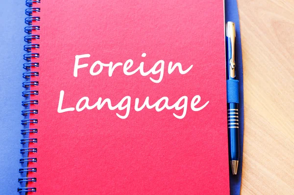 Иностранный язык писать в тетради — стоковое фото