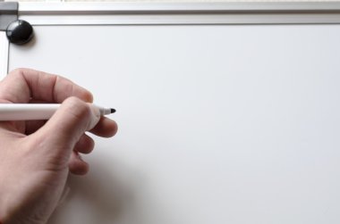 İnsan eli ve beyaz tahta