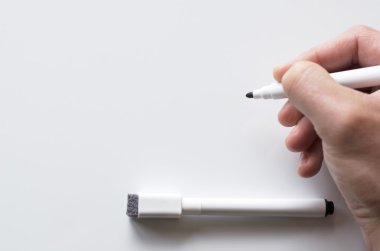 İnsan eli ve beyaz tahta