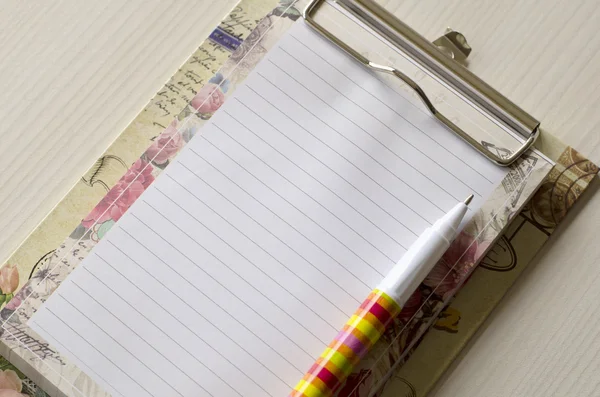 Cuaderno y pluma sobre mesa de madera — Foto de Stock