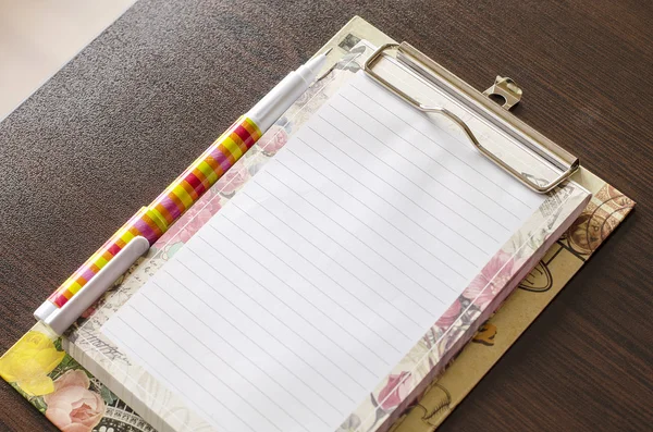 Notatnik i długopis na stół z drewna — Zdjęcie stockowe