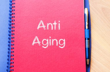 Yaşlanma karşıtı yazmak üstünde defter