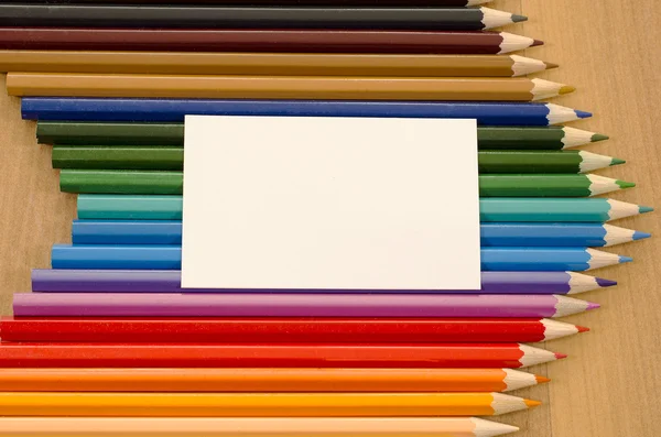 Papel blanco en blanco y lápiz de colores sobre fondo de madera —  Fotos de Stock