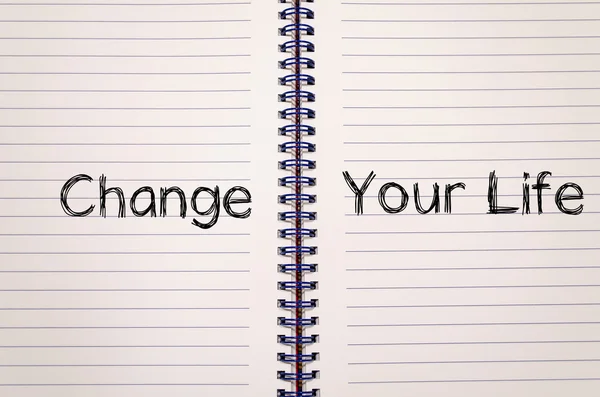 Изменить свою жизнь пишите в тетрадке — стоковое фото
