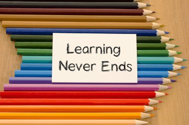 Boş beyaz kağıt ve ahşap arka plan üzerinde renkli kalem