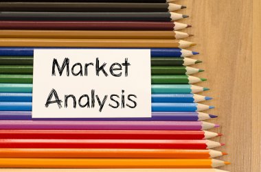 Boş beyaz kağıt ve ahşap arka plan üzerinde renkli kalem