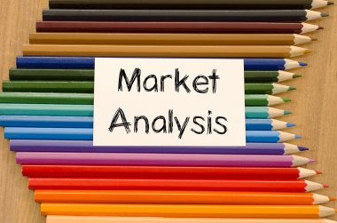 Boş beyaz kağıt ve ahşap arka plan üzerinde renkli kalem