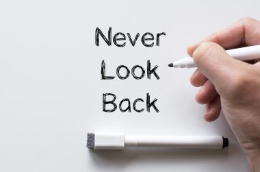 Beyaz tahta üzerinde yazılı arkamıza bakmayacağız