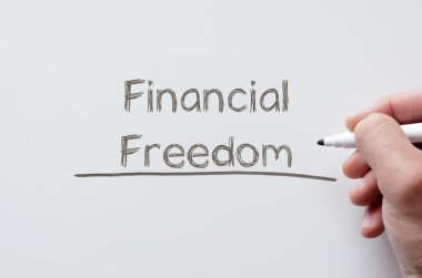 Finansal Özgürlük beyaz tahta üzerinde yazılı