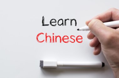 Beyaz tahta üzerinde yazılı Çince öğrenin