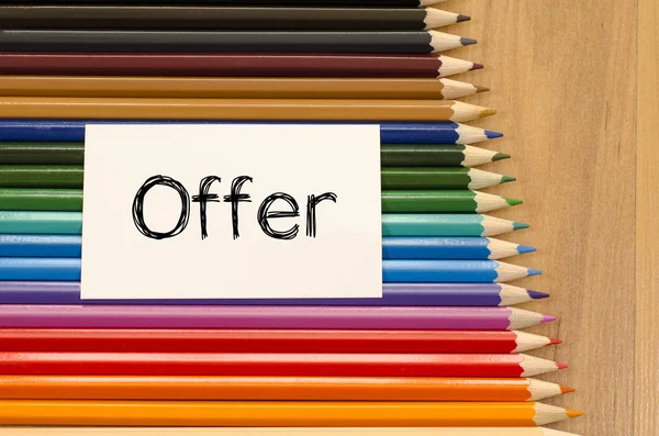 Üres fehér papírt és színes ceruza, fa háttér — Stock Fotó