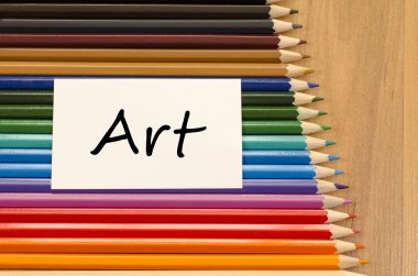 Boş beyaz kağıt ve ahşap arka plan üzerinde renkli kalem