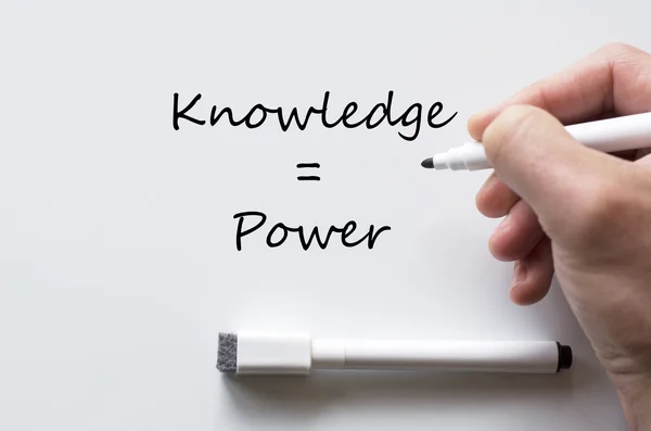 Kennis en macht geschreven op whiteboard — Stockfoto