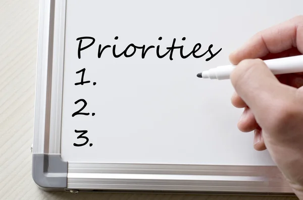Prioriteiten geschreven op whiteboard — Stockfoto