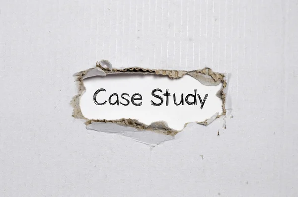 Het woord case study verschijnt achter gescheurd papier. — Stockfoto