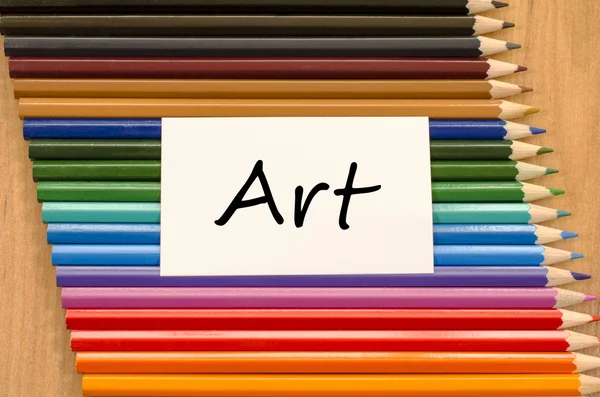 Papier blanc vierge et crayon de couleur sur fond en bois — Photo