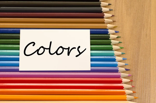 Papel blanco en blanco y lápiz de colores sobre fondo de madera —  Fotos de Stock