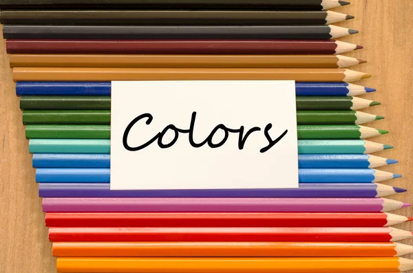 Carta bianca bianca bianca e matita colorata su sfondo di legno — Foto Stock