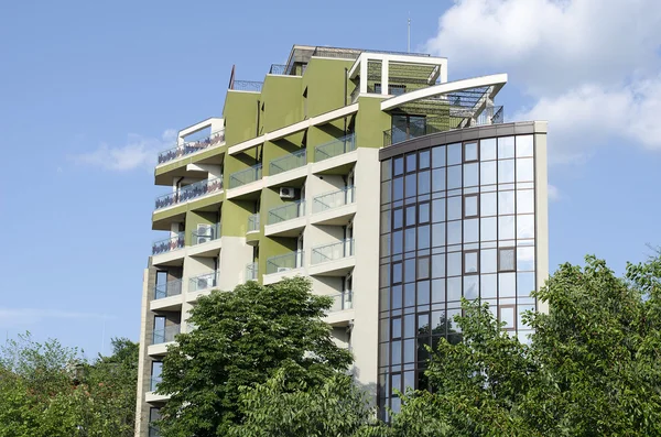 Buitenkant van glas residentieel gebouw — Stockfoto