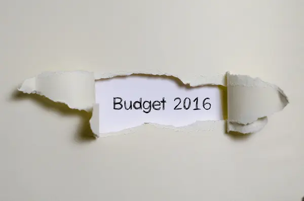 Słowa budżet 2016 pojawiające się za rozdarty papier — Zdjęcie stockowe