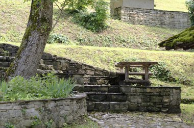 Eski ahşap bank ve masa