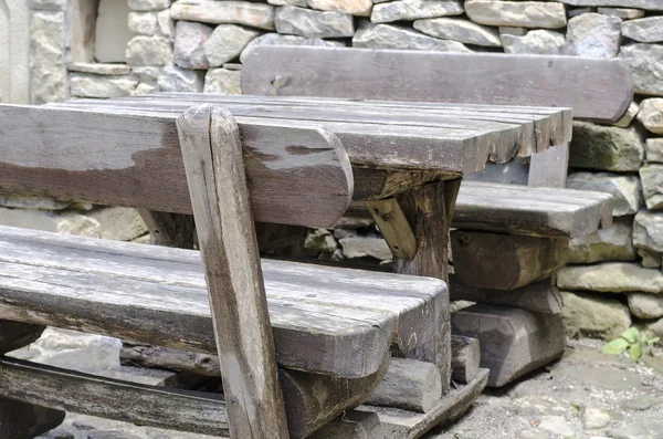 Drewniany stół i krzesła — Zdjęcie stockowe
